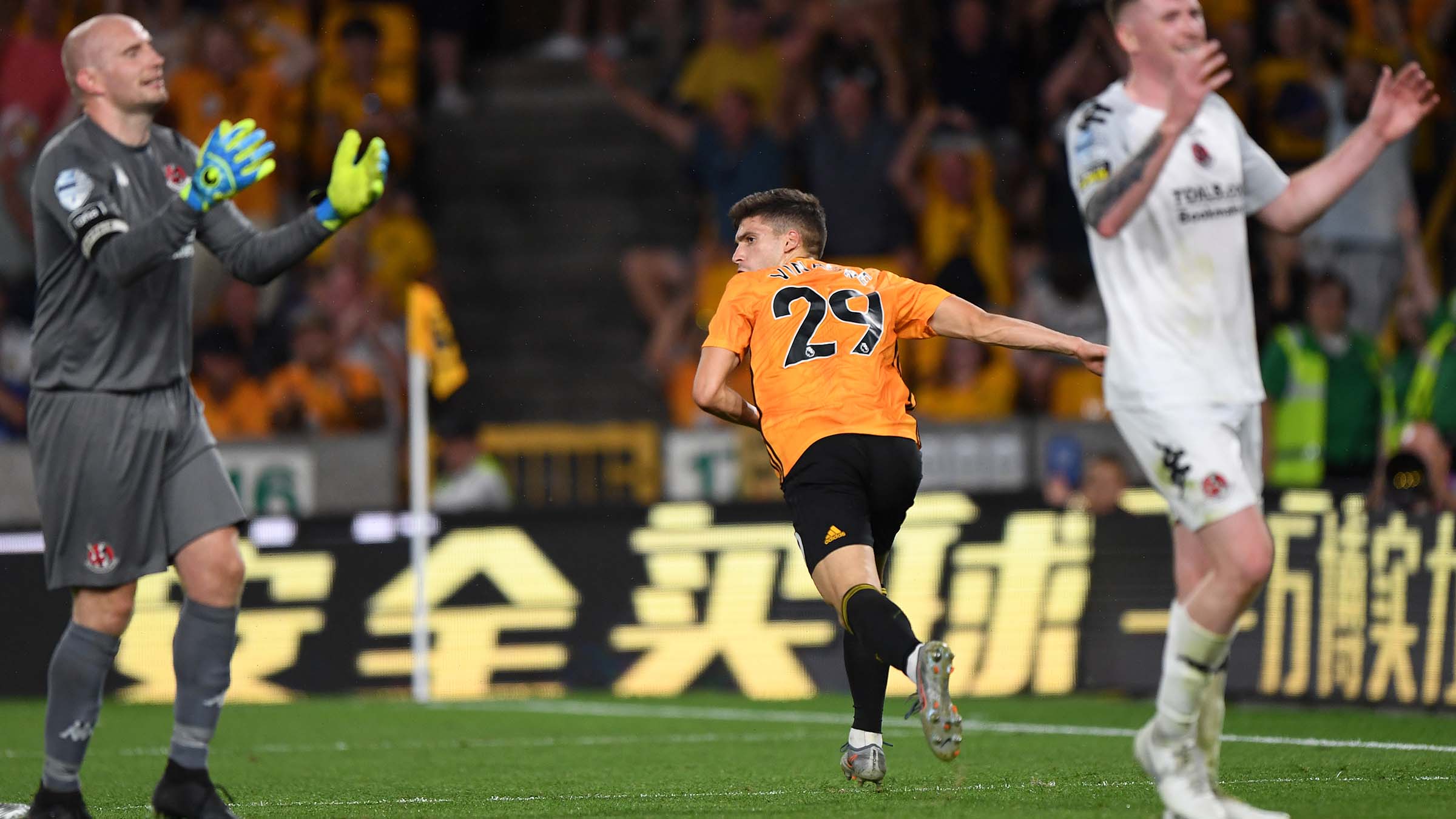 华体会体育-狼队主场告捷，提前锁定欧战名额  第2张