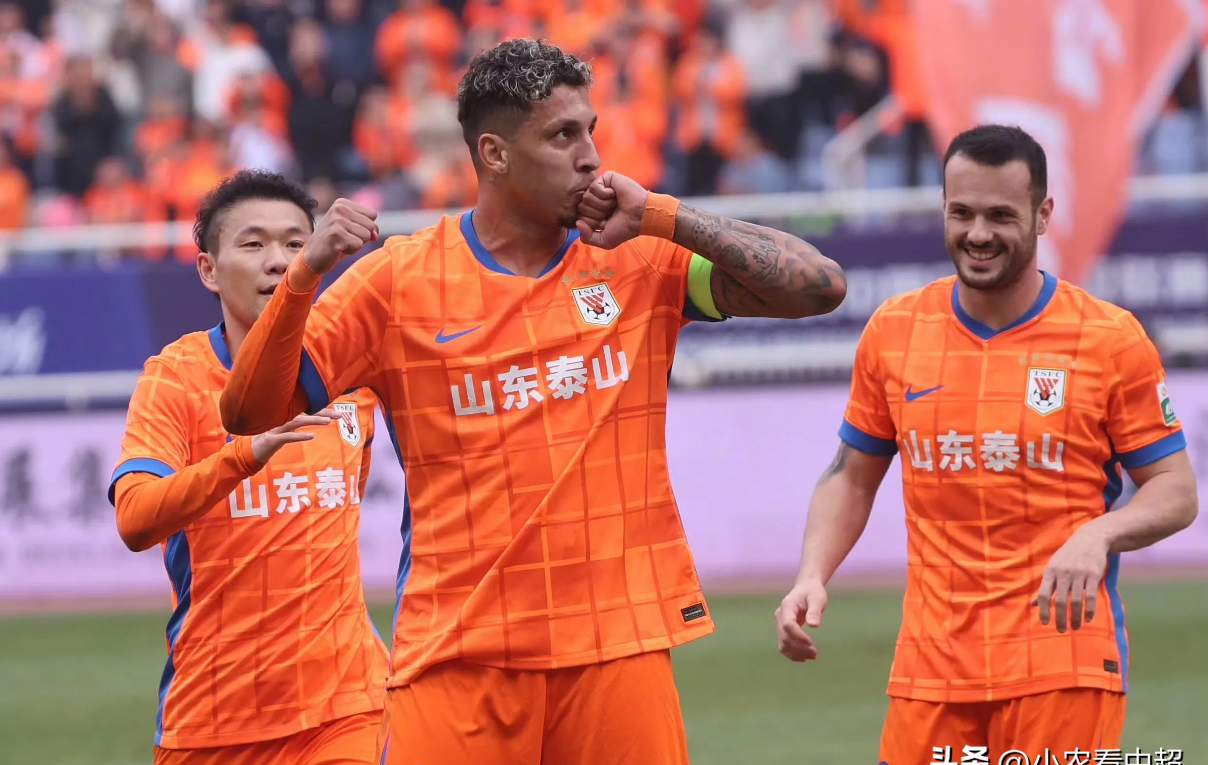 华体会登录-上海绿地申花队员互相激励，冲击联赛榜首的简单介绍  第2张